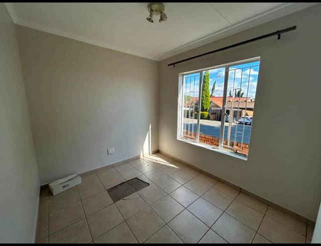 2 BEDROOM PROPERTY TO RENT IN KOSMOSDAL